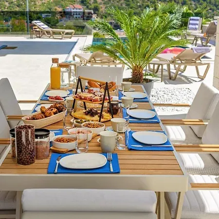 4br Prestigious With Heated Pool In Trogir