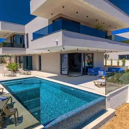 Villa 4br Prestigious With Heated Pool In Trogir *