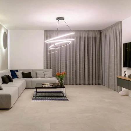 Villa 4br Prestigious With Heated Pool In Trogir Marina