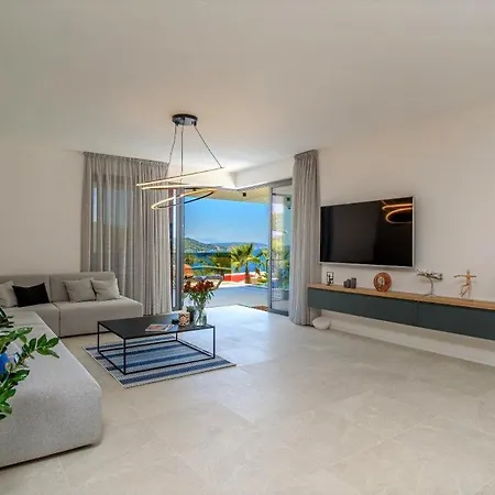 Villa 4br Prestigious With Heated Pool In Trogir