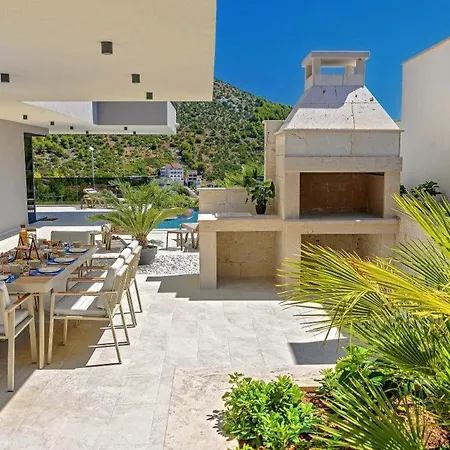 Villa 4br Prestigious With Heated Pool In Trogir Marina