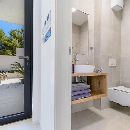 Villa 4br Prestigious With Heated Pool In Trogir *