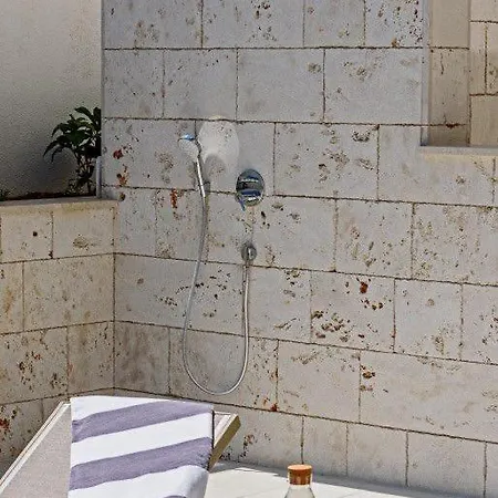 Villa 4br Prestigious With Heated Pool In Trogir Marina