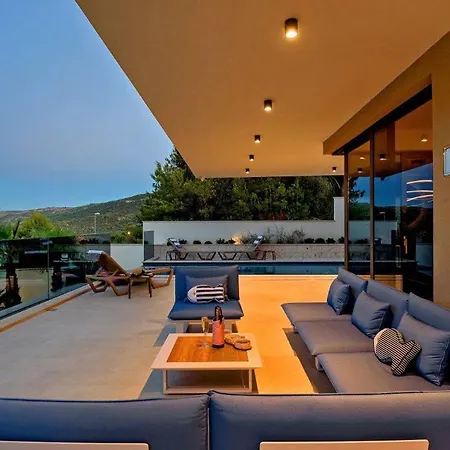 Villa 4br Prestigious With Heated Pool In Trogir *