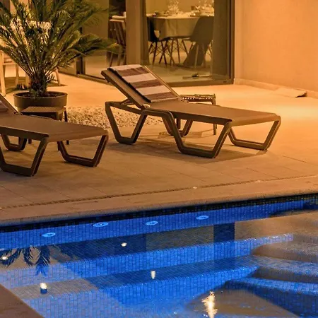Villa 4br Prestigious With Heated Pool In Trogir Marina