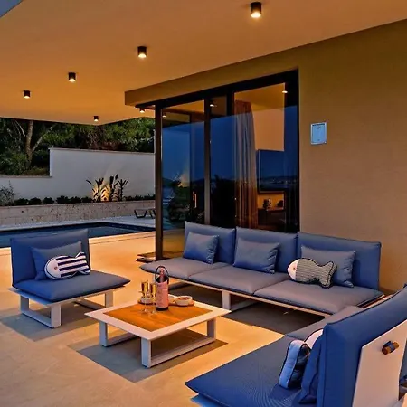 4br Prestigious With Heated Pool In Trogir