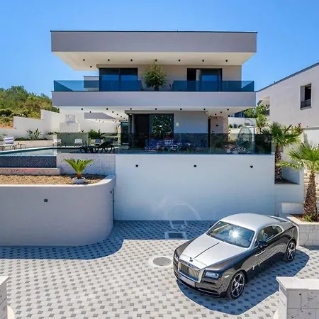 Villa 4br Prestigious With Heated Pool In Trogir