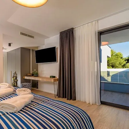 Villa 4br Prestigious With Heated Pool In Trogir Marina