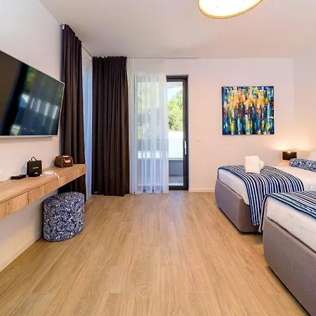 Villa 4br Prestigious With Heated Pool In Trogir