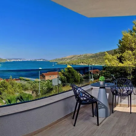 Villa 4br Prestigious With Heated Pool In Trogir Marina