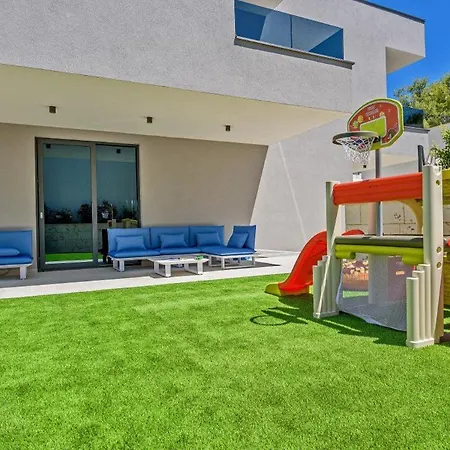 Villa 4br Prestigious With Heated Pool In Trogir