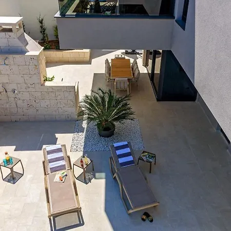 4br Prestigious With Heated Pool In Trogir Villa