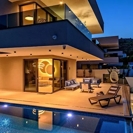 Villa 4br Prestigious With Heated Pool In Trogir