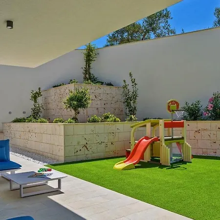 Villa 4br Prestigious With Heated Pool In Trogir *