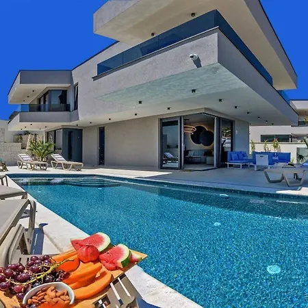 Villa 4br Prestigious With Heated Pool In Trogir *