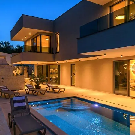 Villa 4br Prestigious With Heated Pool In Trogir Marina