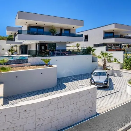 4br Prestigious With Heated Pool In Trogir Marina