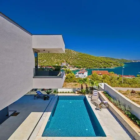 4br Prestigious With Heated Pool In Trogir Villa